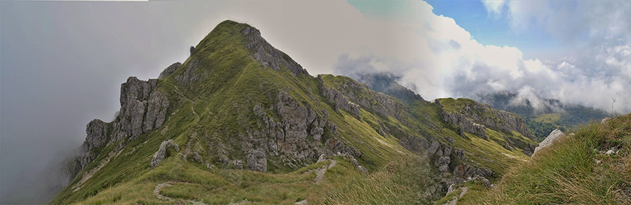 Vista dal sent. 530 sul Passo (1850 m) e sulla Cima di Campelli (1899 m)